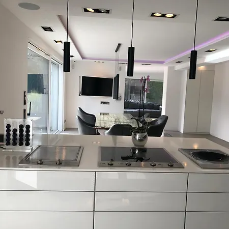 Outstanding 9 Bedroom With Pool In 빌라 뮌헨